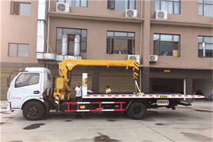 坡头附近汽车轮胎更换